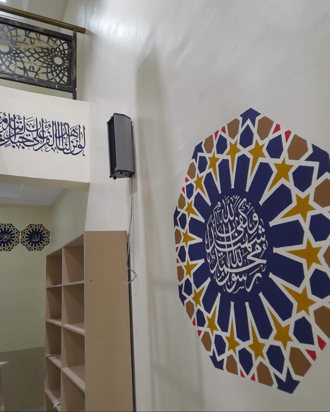 Geometric wall mural
